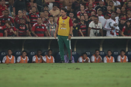 Fernando Diniz na beira do gramado no Maracanã