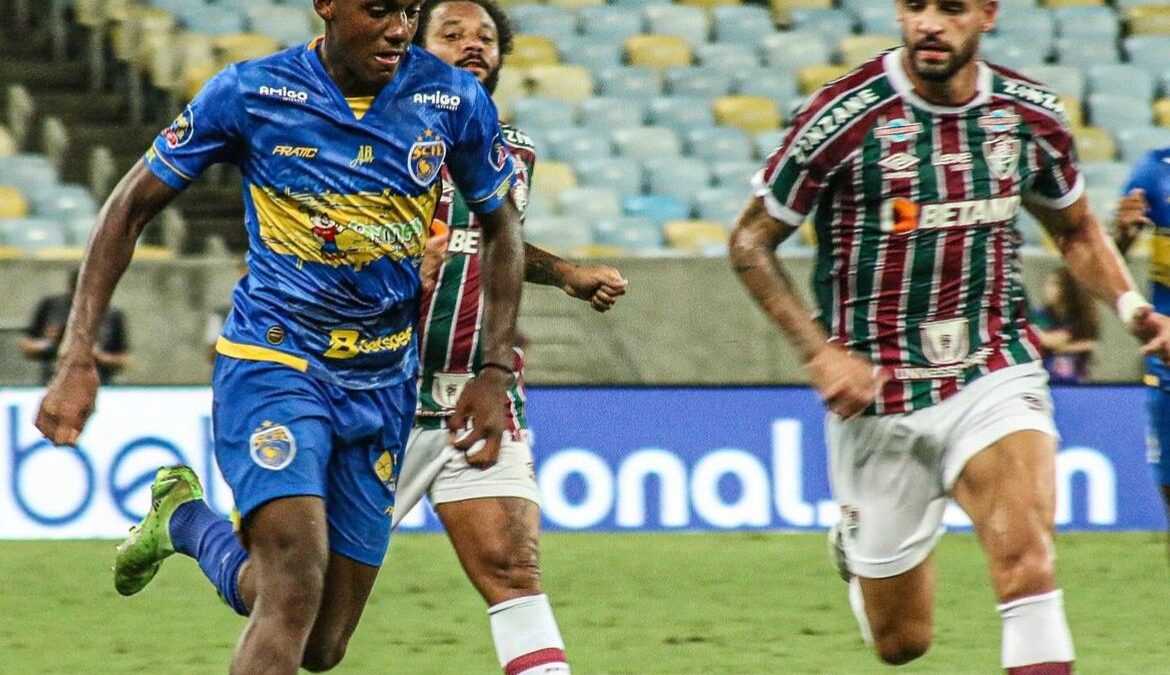 Max sendo marcado por Renato Augusto e Marcelo