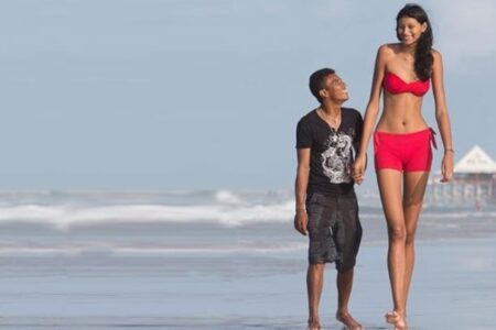 Com mais de 2 metros mulher mais alta do Brasil compartilha na web o cotidiano com o marido, de 1,65 m Elisane mais de 1 milhão de seguidores