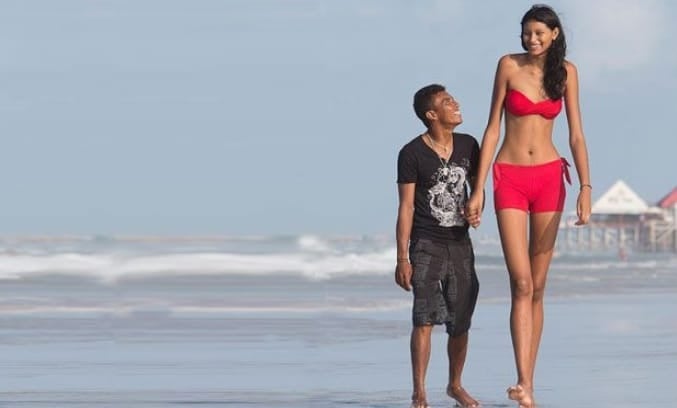 Com mais de 2 metros mulher mais alta do Brasil compartilha na web o cotidiano com o marido, de 1,65 m Elisane mais de 1 milhão de seguidores