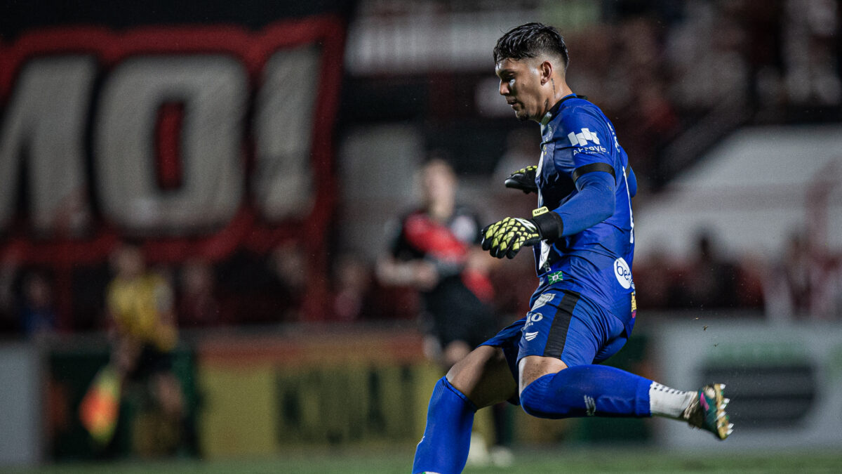 Goleiro Léo Rosa com a bola