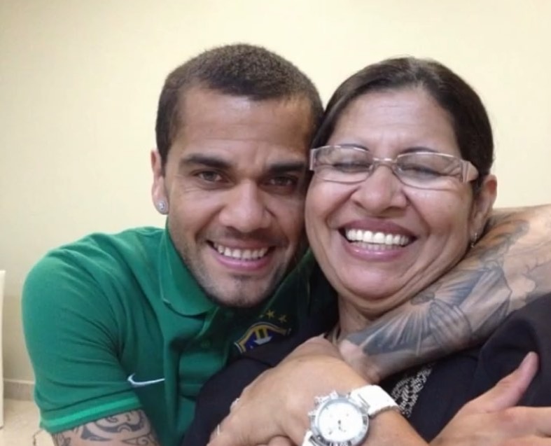 Daniel Alves ao lado da mãe