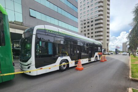É o primeiro ônibus elétrico modelo Attivi testado na linha 025, da região metropolitana de Goiânia (foto: Divulgação)