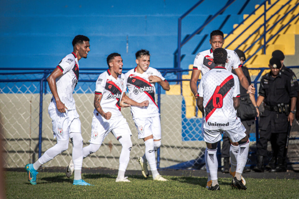 Jogadores do Atlético Goianiense comemorando gol marcado