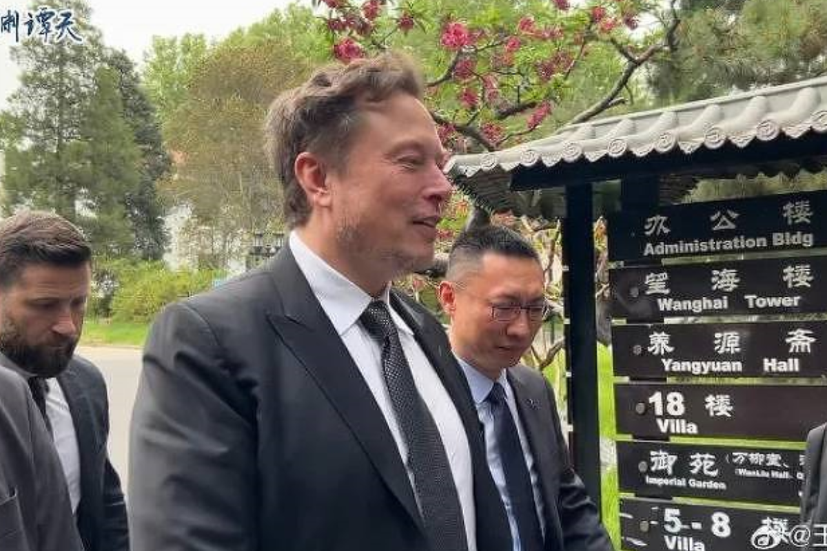 Elon Musk, CEO da Tesla, ao chegar a Pequim, em 28 de abril de 2024 - Yuyuantantian/Reprodução