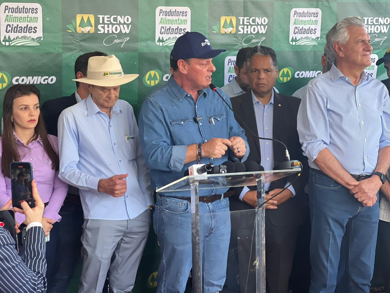 Tecnoshow 2024: Ministro da Agricultura anuncia exportação de soro fetal bovino