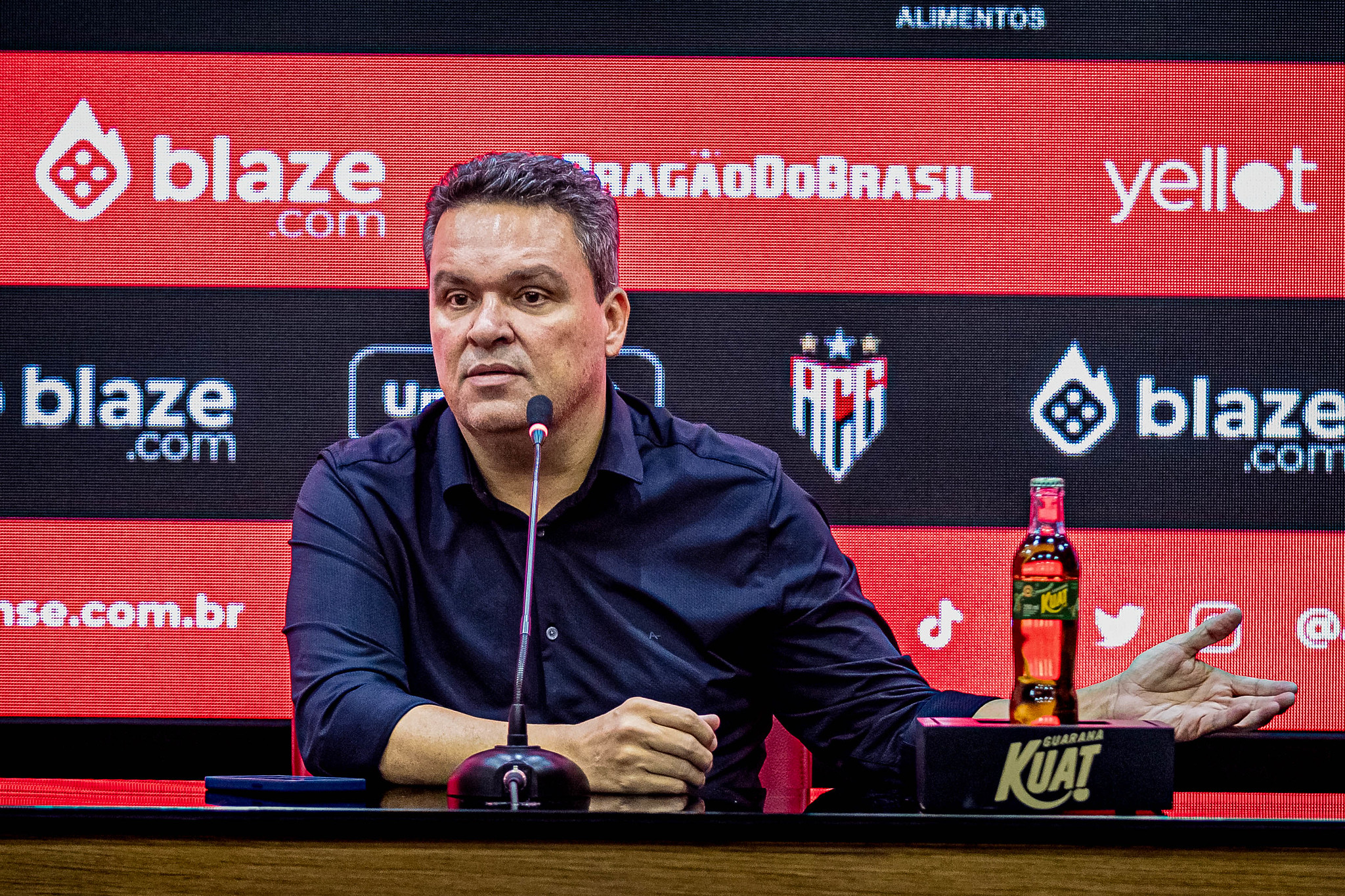 Adson Batista diz que Atlético Goianiense foi “péssimo”, mas reafirma confiança no elenco
