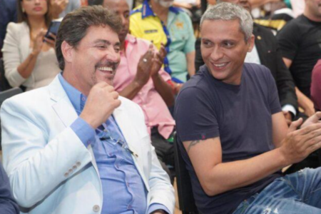 Foto colorida mostra Wilder Morais sentado ao lado de Gustavo Gayer em conversa amistosa (Foto: divulgação)
