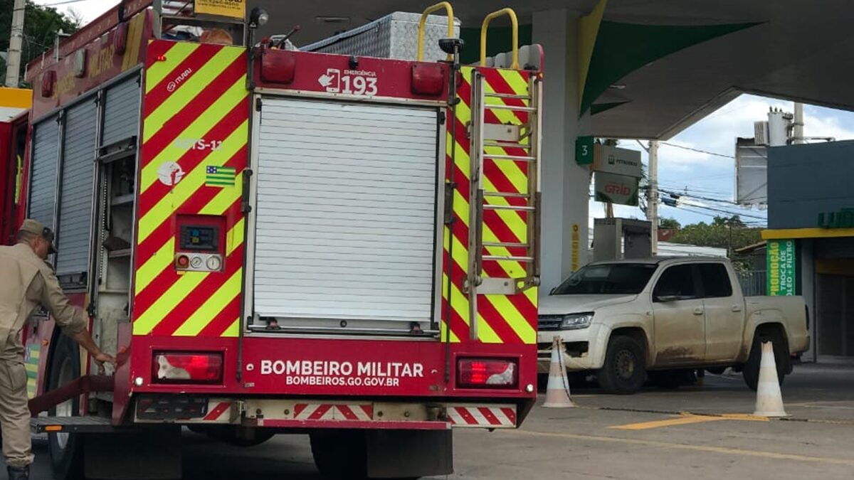Bombeiros atuam na contenção de vazamento de etanol, em Goiânia