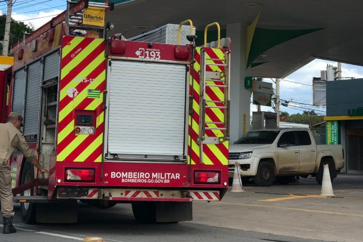 Bombeiros atuam na contenção de vazamento de etanol, em Goiânia