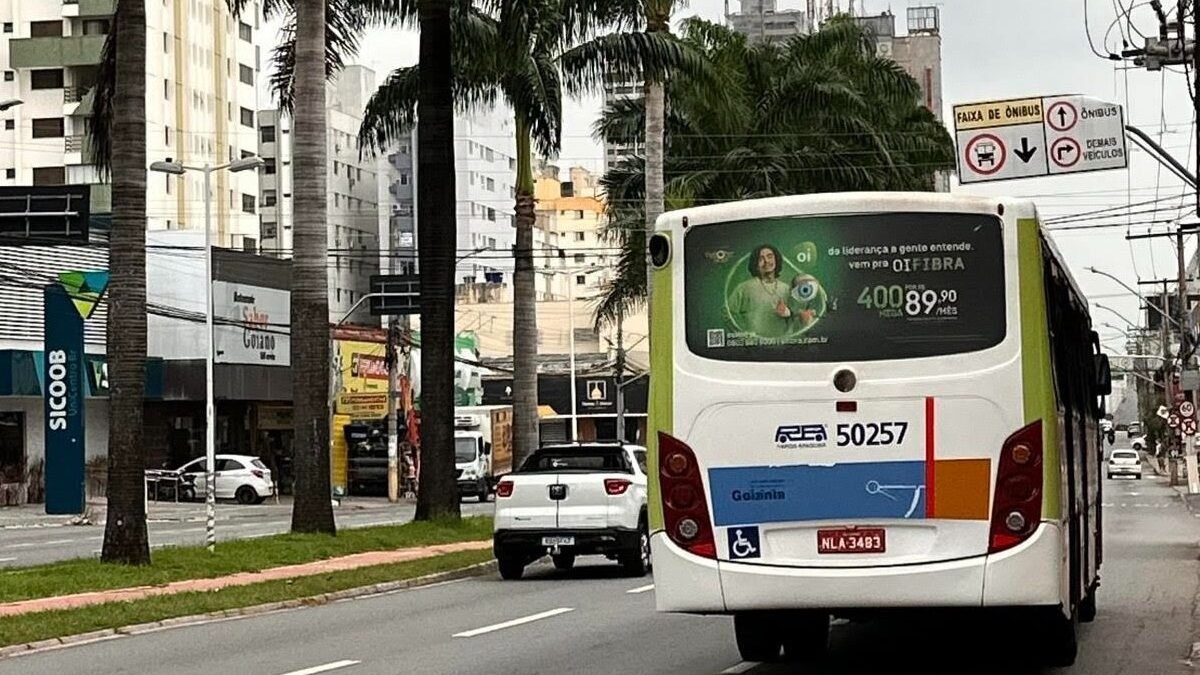 Goiânia: veículos não autorizados em faixas de ônibus tiveram 78,5 autuações em 2023