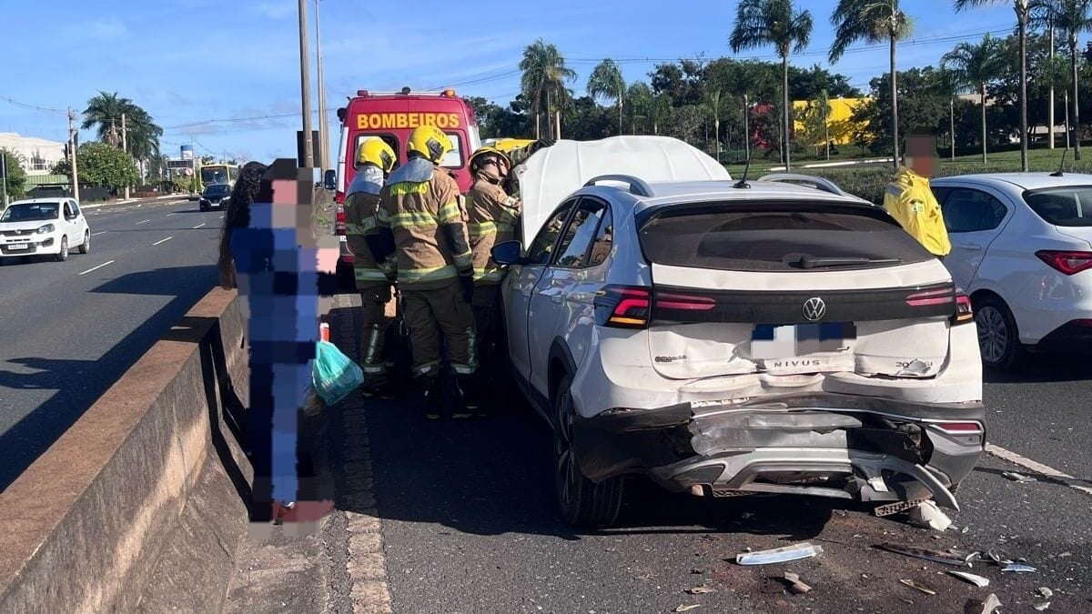 Mãe e dois filhos ficam feridos em engavetamento de três carros em Brasília