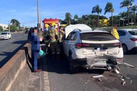 Mãe e dois filhos ficam feridos em engavetamento de três carros em Brasília
