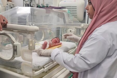 Morre bebê resgatada do útero da mãe morta após bombardeio em Gaza Recém-nascida havia sobrevivido a ataque de Israel