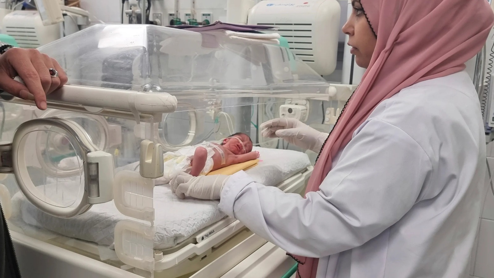 Morre bebê resgatada do útero da mãe morta após bombardeio em Gaza