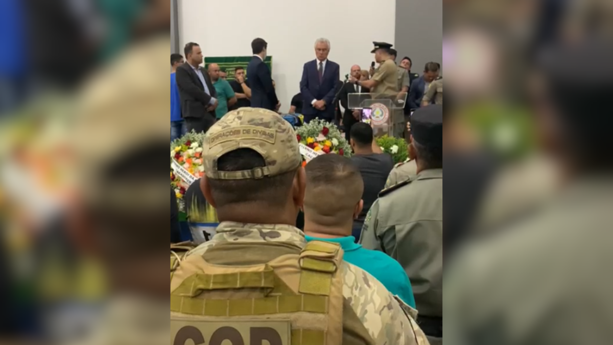 Comandante-geral da PM fala com família de policiais que morreram em acidente