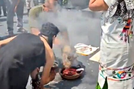 Senado do México causa polêmica ao transmitir ao vivo o sacrifício de uma galinha Cena foi mostrada nas redes sociais da Casa; senador
