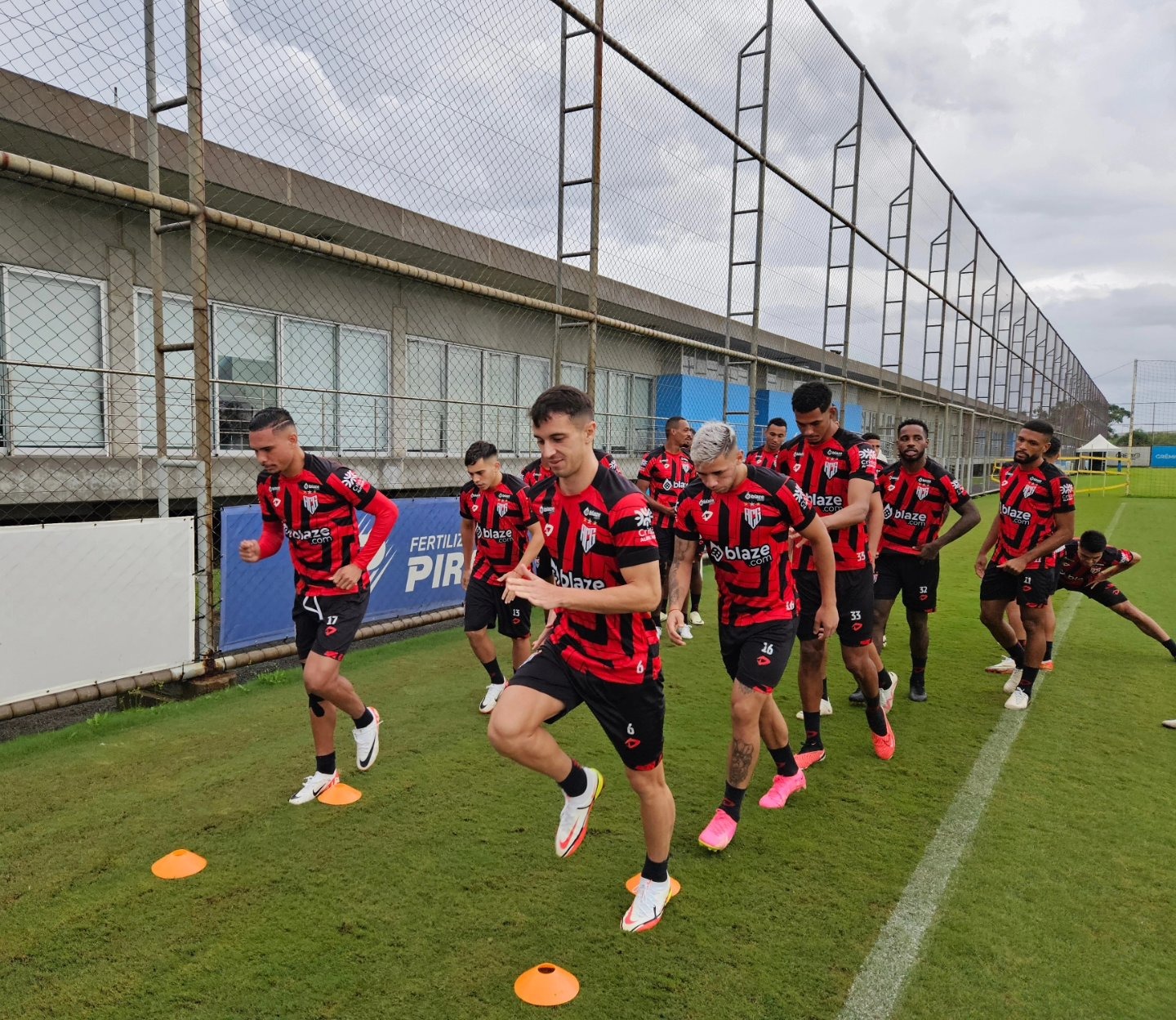 Jogadores do Atlético Goianiense treinando no CT do Grêmio