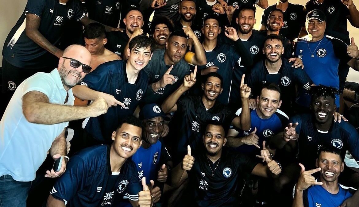 Elenco do Centro Oeste comemorando