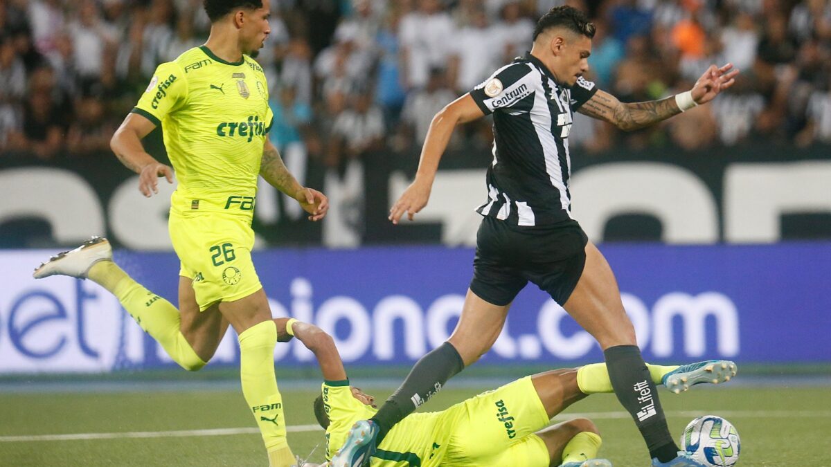 Tiquinho Soares sendo marcado por jogadores do Palmeiras