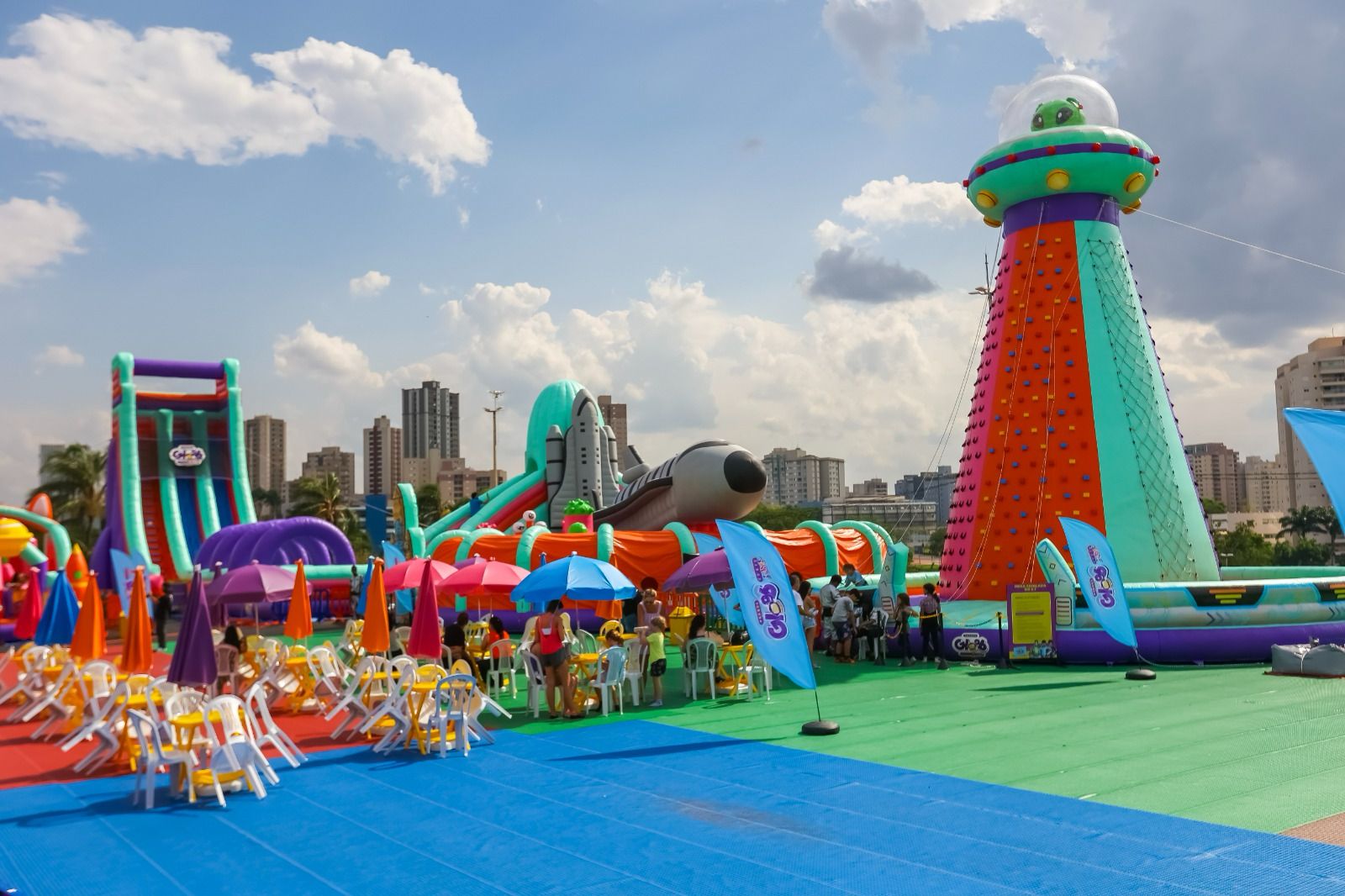Parque temático de infláveis gigantes chega a Goiânia; veja local e ingressos