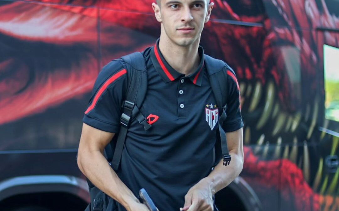 Shaylon no aeroporto com o Atlético Goianiense