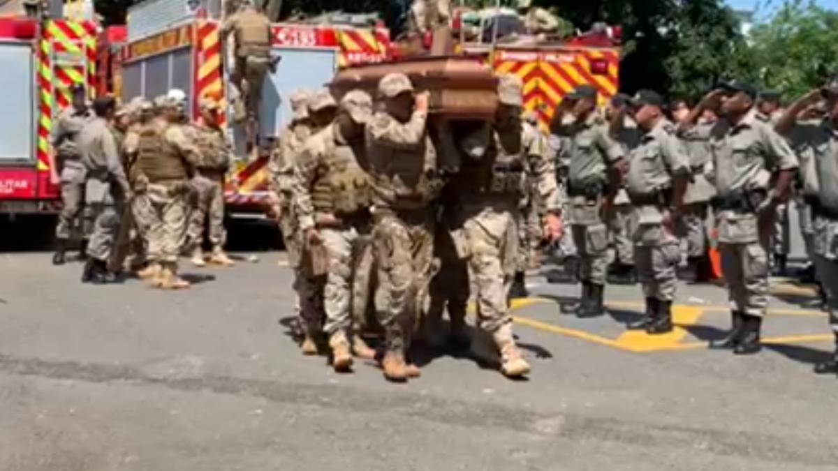 Corpos de PMs mortos em acidente são recebidos com marcha fúnebre na Academia da Polícia Militar, em Goiânia