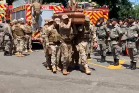 Corpos de PMs mortos em acidente são recebidos com marcha fúnebre na Academia da Polícia Militar, em Goiânia