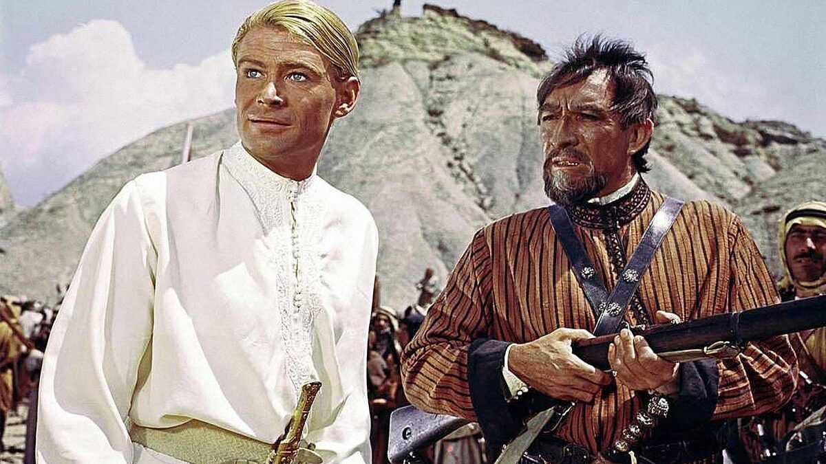 Dirigido por David Lean, "Lawrence da Arábia" é um épico de quase quatro horas sobre a vida de Thomas Edward Lawrence, um arqueólogo, diplomata e soldado inglês que se tornou famoso por integrar-se às tribos árabes do Oriente Médio durante a Primeira Guerra Mundial, auxiliá-las em sua unificação e instigá-las na luta contra o Império Turco-Otomano, que na época controlava a região. Lawrence era fascinado pela cultura islâmica, e seu envolvimento no conflito tornou-lhe uma lenda na região. Mostrando-se um ótimo estrategista, ele criou guerrilhas que atacavam trens e bases importantes dos turcos, impedindo o transporte de armas e mantimentos em suas regiões.