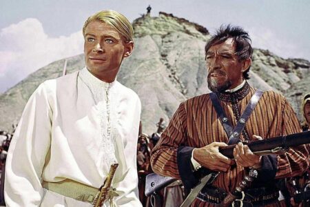 Dirigido por David Lean, "Lawrence da Arábia" é um épico de quase quatro horas sobre a vida de Thomas Edward Lawrence, um arqueólogo, diplomata e soldado inglês que se tornou famoso por integrar-se às tribos árabes do Oriente Médio durante a Primeira Guerra Mundial, auxiliá-las em sua unificação e instigá-las na luta contra o Império Turco-Otomano, que na época controlava a região. Lawrence era fascinado pela cultura islâmica, e seu envolvimento no conflito tornou-lhe uma lenda na região. Mostrando-se um ótimo estrategista, ele criou guerrilhas que atacavam trens e bases importantes dos turcos, impedindo o transporte de armas e mantimentos em suas regiões.