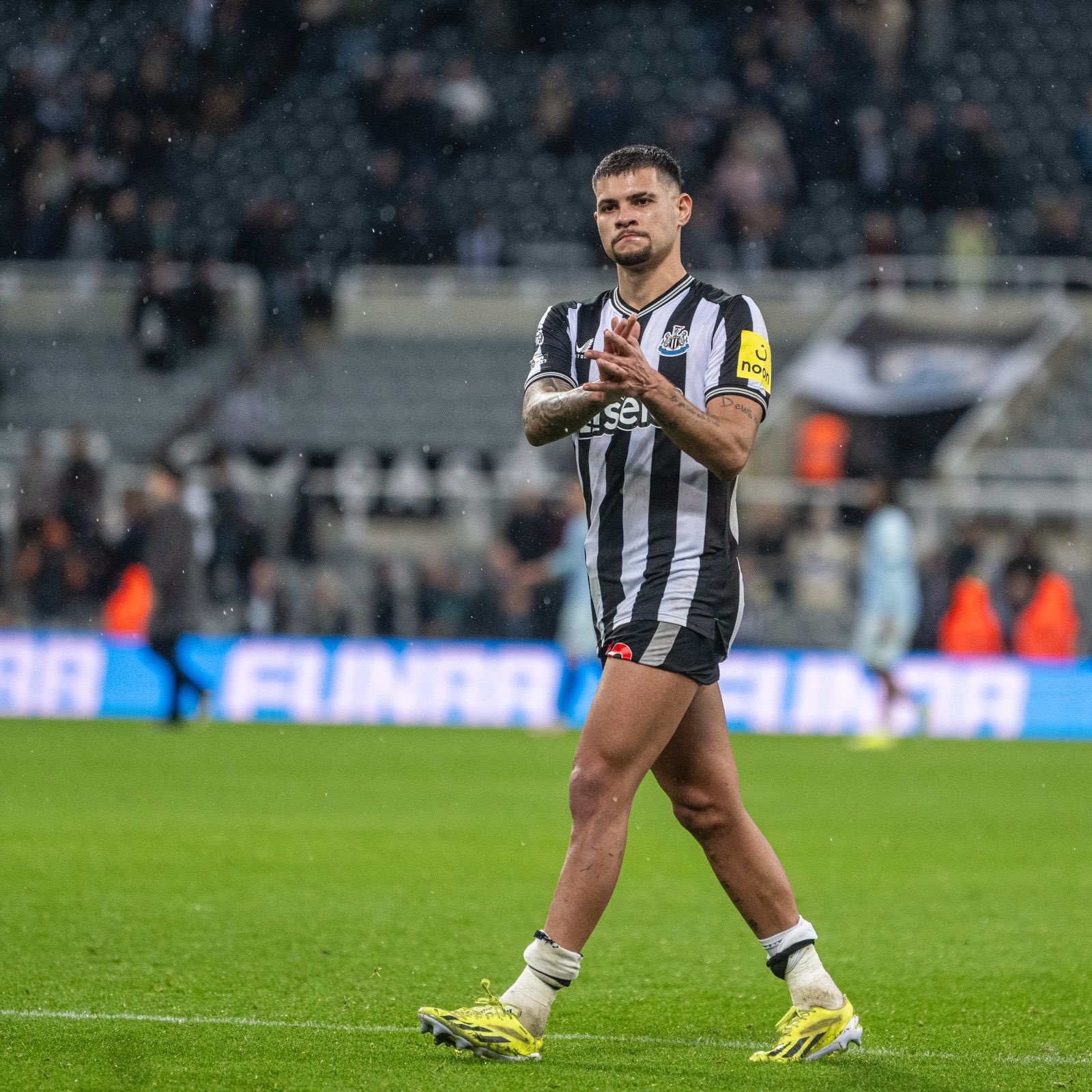 Bruno Guimarães aplaudindo torcida do Newcastle