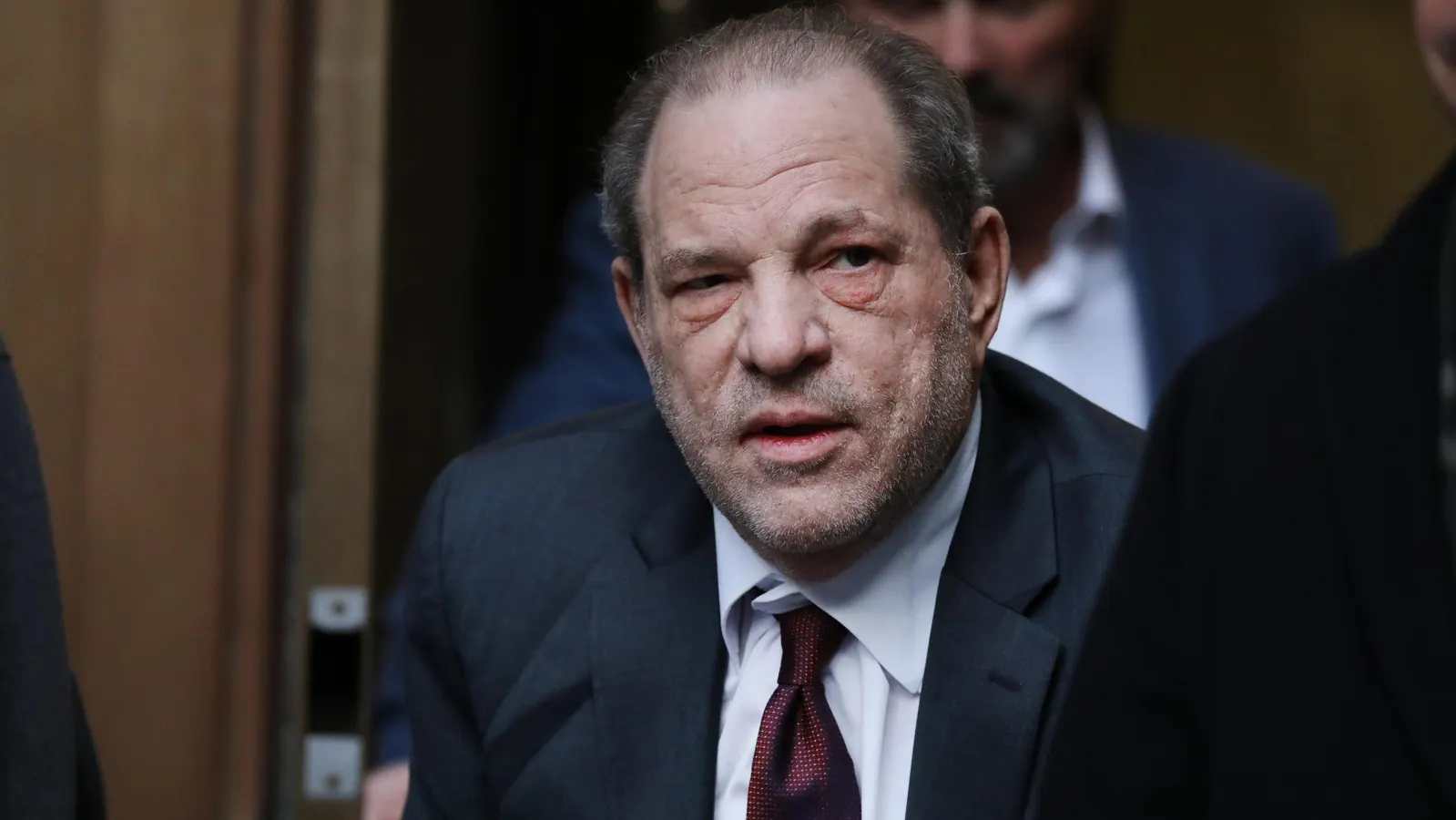 O mais alto tribunal de Nova York anulou nesta quinta-feira (25) a denúncia de Harvey Weinstein por estupro em 2020, concluindo que o juiz do julgamento prejudicou o ex-magnata do cinema com decisões tomadas durante o processo, incluindo uma de permitir que mulheres testemunhassem sobre alegações que não faziam parte do caso. As informações são da agência de notícias Associated Press.