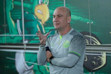 Márcio Zanardi conversando com jogadores do Goiás
