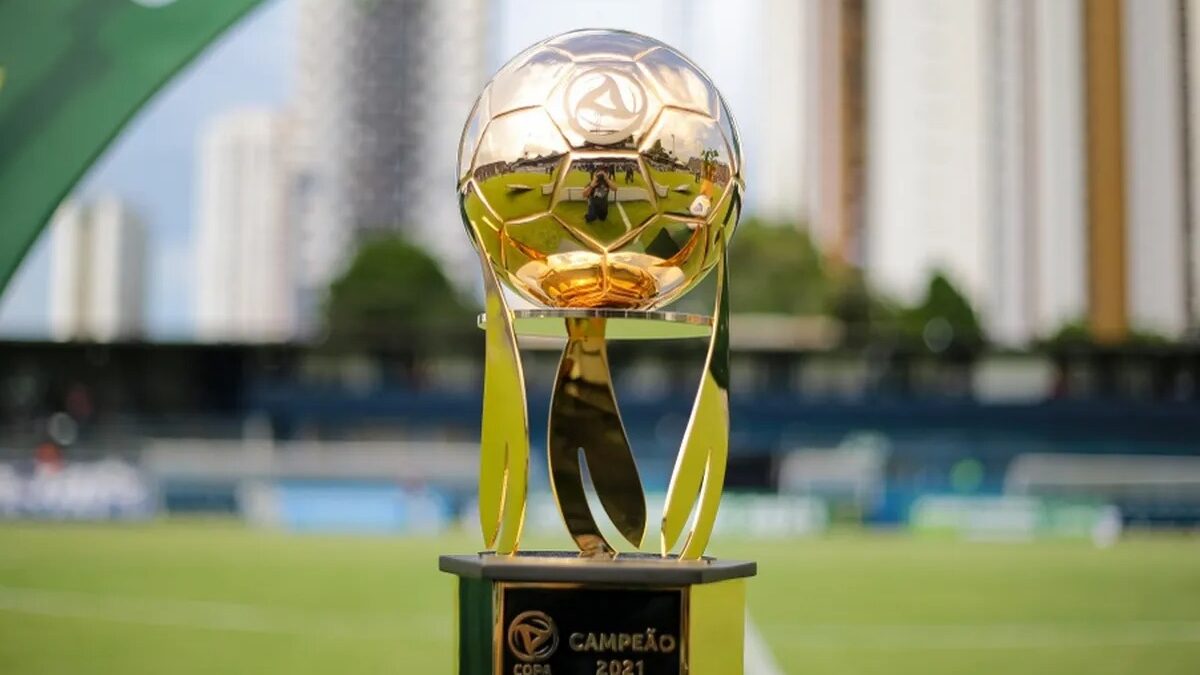 Troféu da Copa Verde no gramado