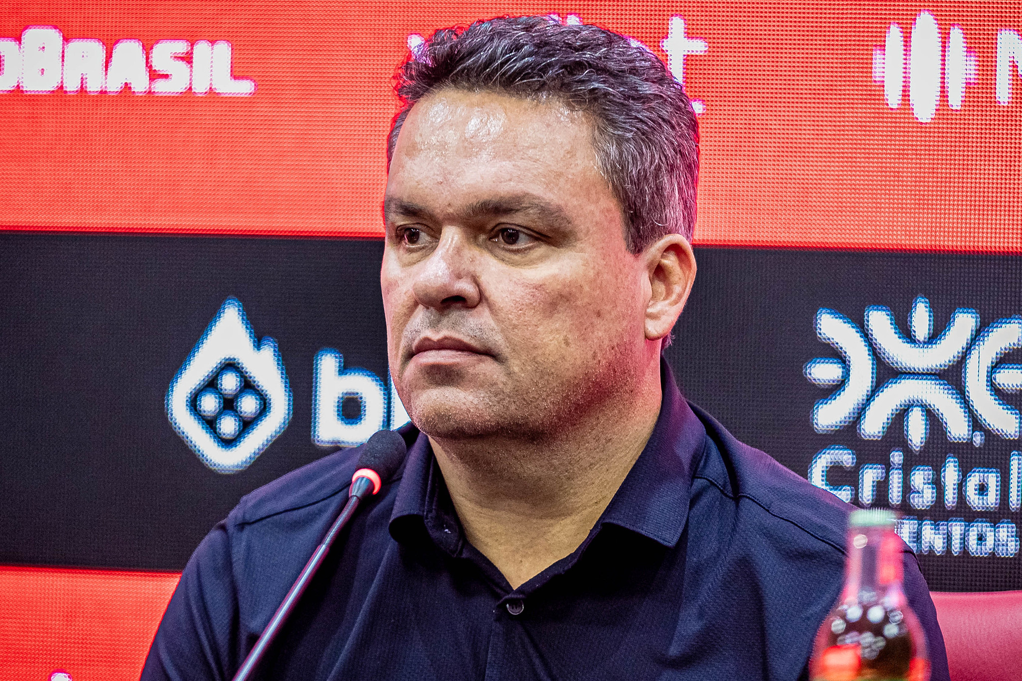 Adson Batista detona arbitragem, diz que Atlético Goianiense sofreu um ‘assalto’ e afirma que foi uma ‘vergonha’