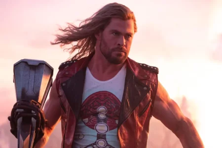 Chris Hemsworth ainda está estremecendo com a recepção péssima de "Thor: Amor e Trovão" da Marvel.