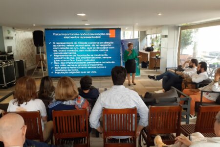 Vice-presidente do Centro de Excelência em Constelações Sistêmicas Dagmar Ramos faz apresentação (Foto: Divulgação)