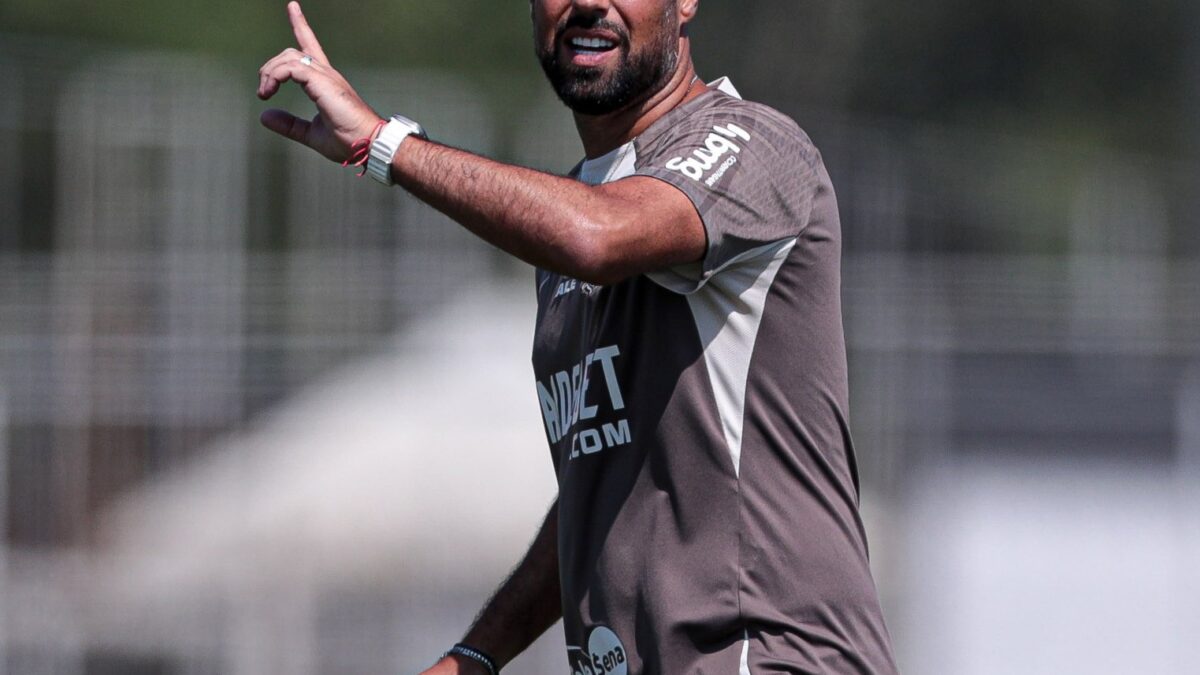 Antonio Oliveira comandando treino