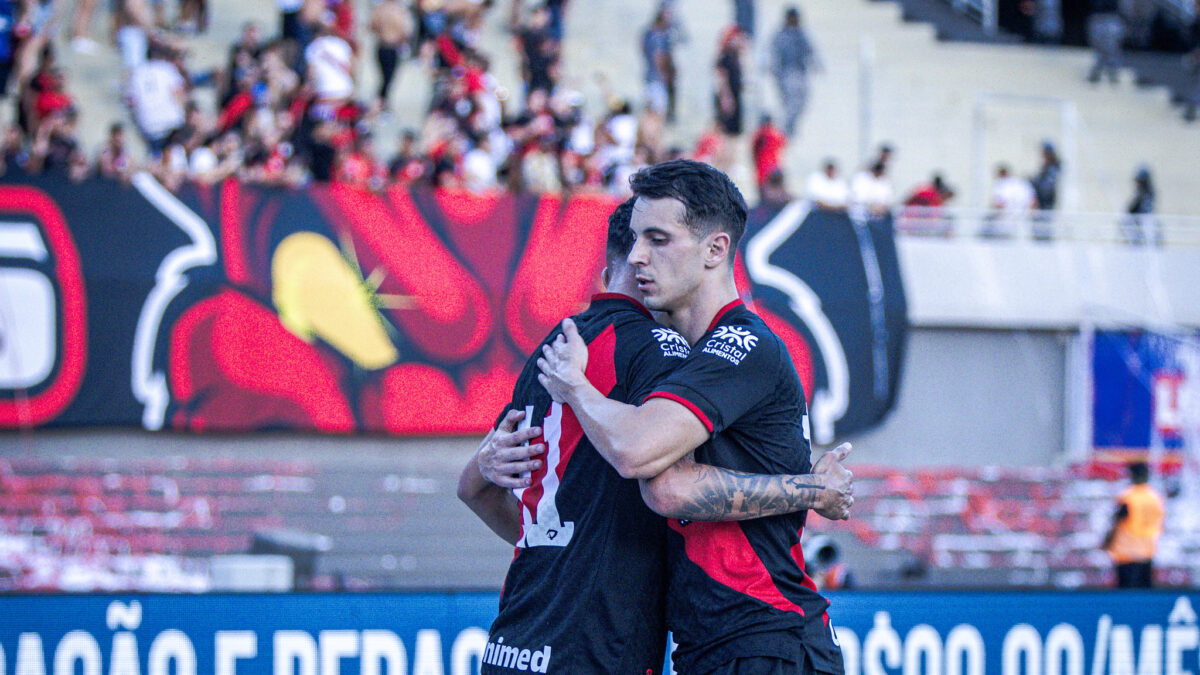 Shaylon e Luiz Fernando se abraçando