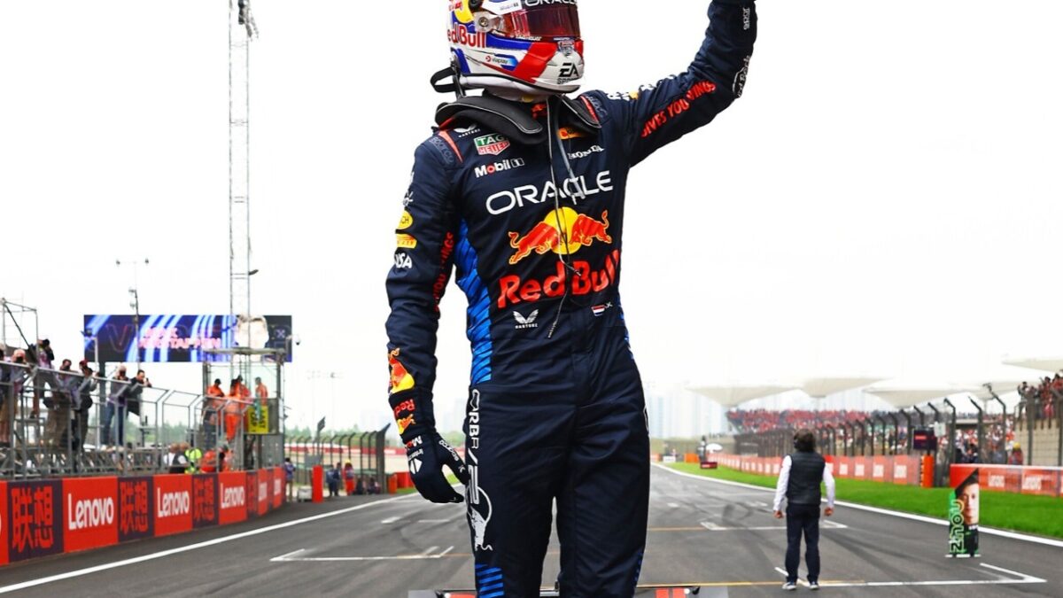 Max Verstappen comemorando a vitória