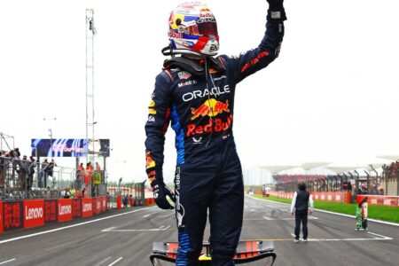 Max Verstappen comemorando a vitória