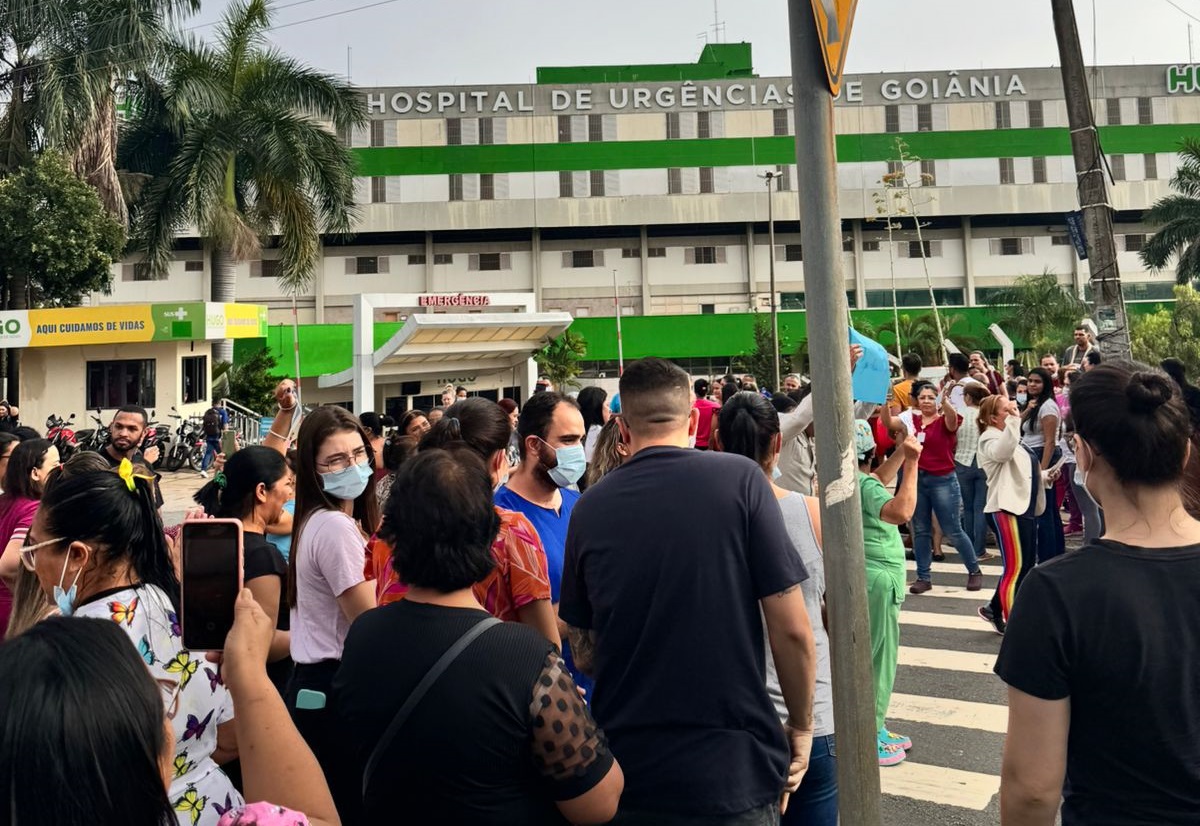 Funcionários protestam no HUGO pelo pagamento do piso de enfermagem, em Goiânia