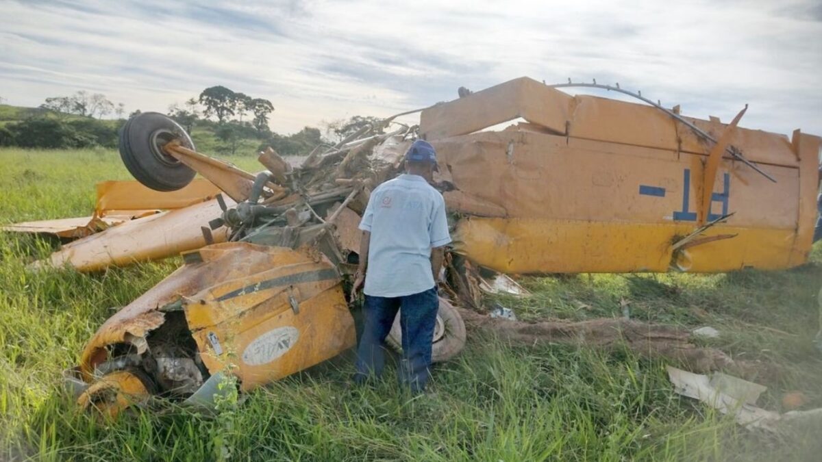 Avião agrícola faz pouso forçado na zona rural de Catalão Avião agrícola caí na zona rural de Catalão Piloto foi atendido pelos bombeiros e encaminhado para uma unidade de saúde