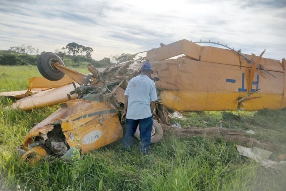 Avião agrícola faz pouso forçado na zona rural de Catalão Avião agrícola caí na zona rural de Catalão Piloto foi atendido pelos bombeiros e encaminhado para uma unidade de saúde