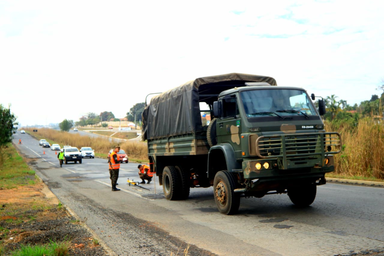 Trânsito na GO-213 será interrompido nos dois sentidos até meio-dia