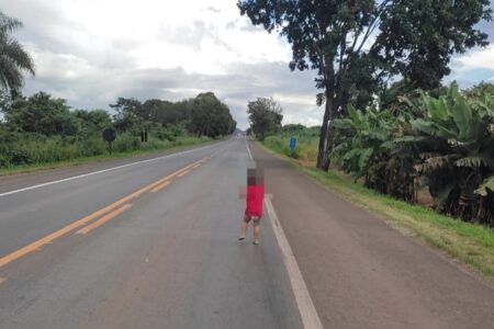 Menino de 4 anos é resgatado após ser visto caminhando sozinho na br-153, em Goiás Garoto corria risco iminente de atropelamento