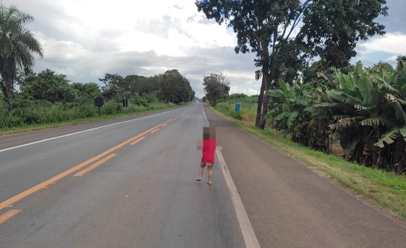Menino de 4 anos é resgatado após ser visto caminhando sozinho na br-153, em Goiás Garoto corria risco iminente de atropelamento