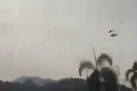 Helicópteros colidem no ar da Malásia e dez pessoas morrem