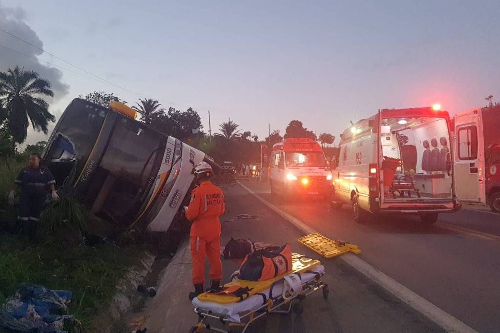 Acidente com ônibus de turismo deixa 8 mortos e 23 feridos na Bahia