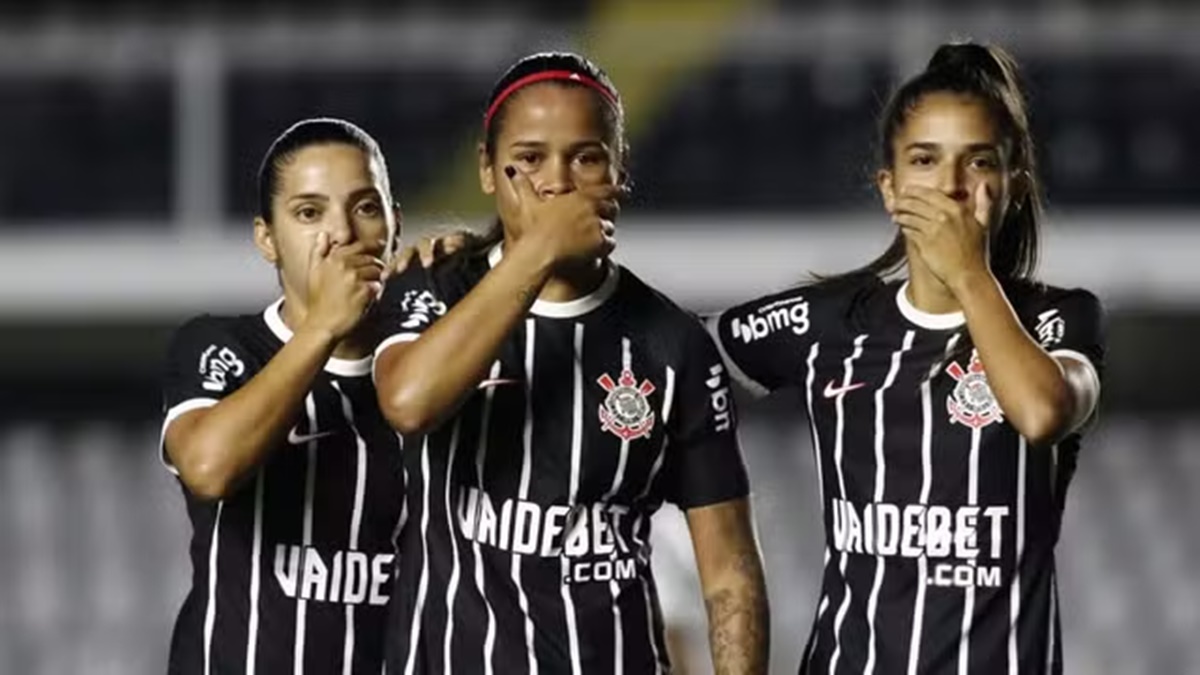 Atletas protestam contra técnico do Santos em rodada do Brasileiro